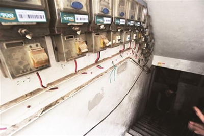 湖北武汉40多户居民入户电线被盗剪_手机电缆